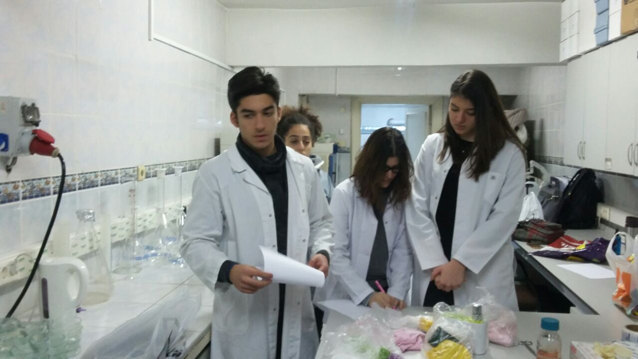 Öğrencilerimiz Projelerinin Deneylerini İstanbul Üniversitesi Su Ürünleri Fakültesi Laboratuvarında Gerçekleştirdiler